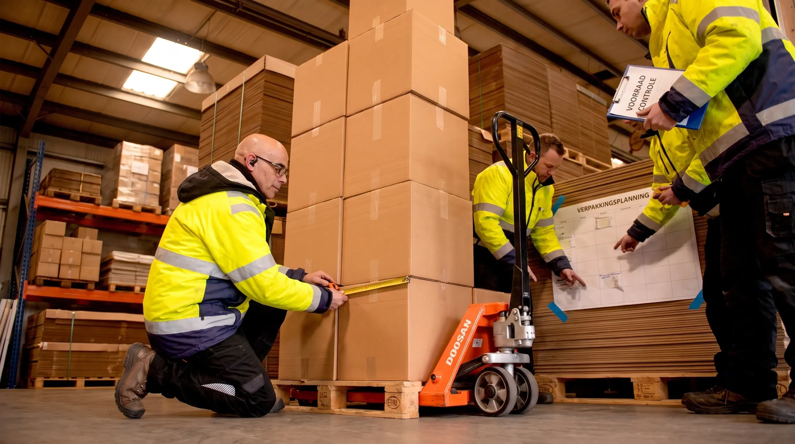 Logistiek team controleert doosmaten, voorraadniveaus en verpakkingsplanning