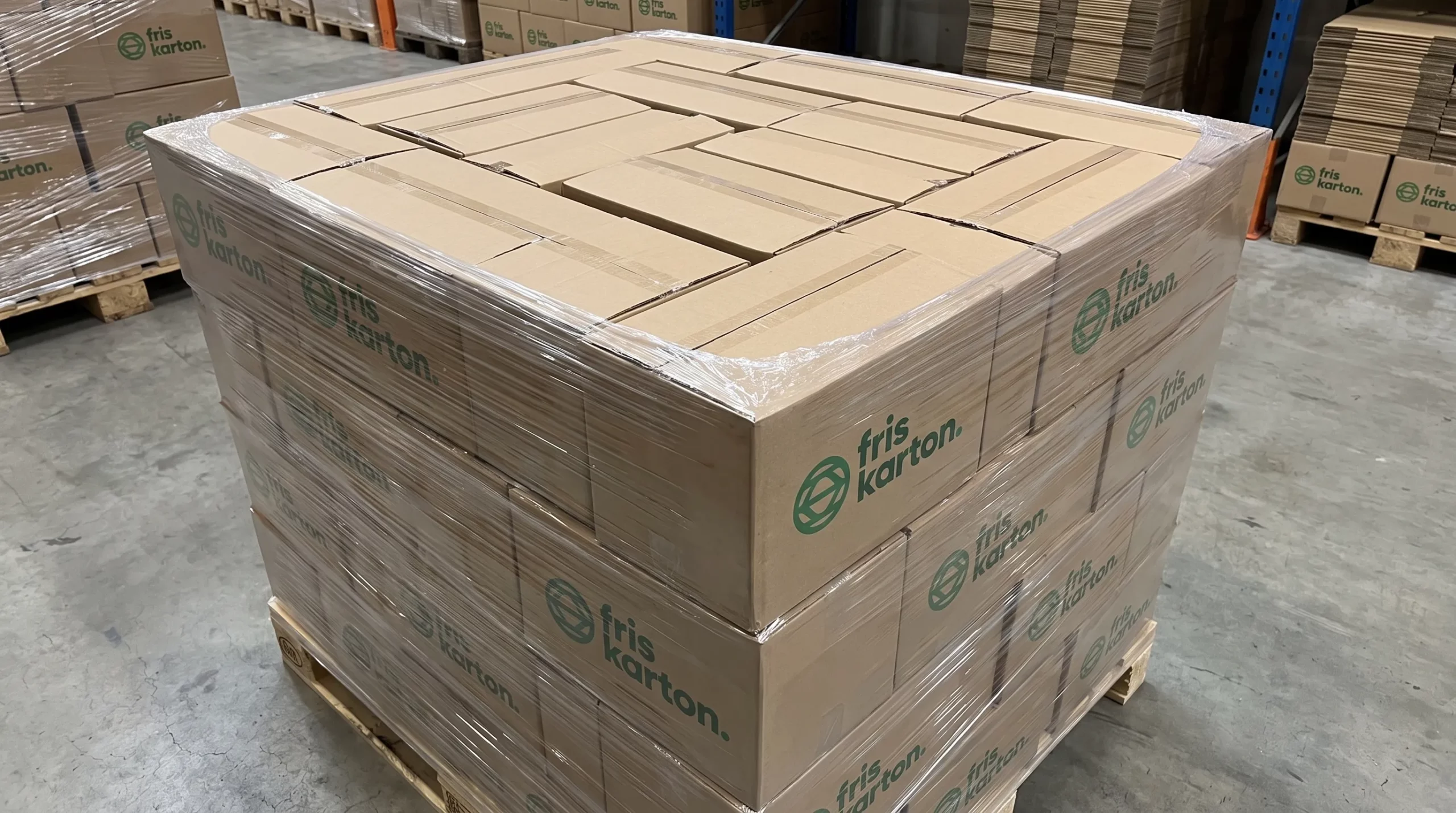 pallet met beter passende kartonnen dozen en minder lege ruimte tijdens transport