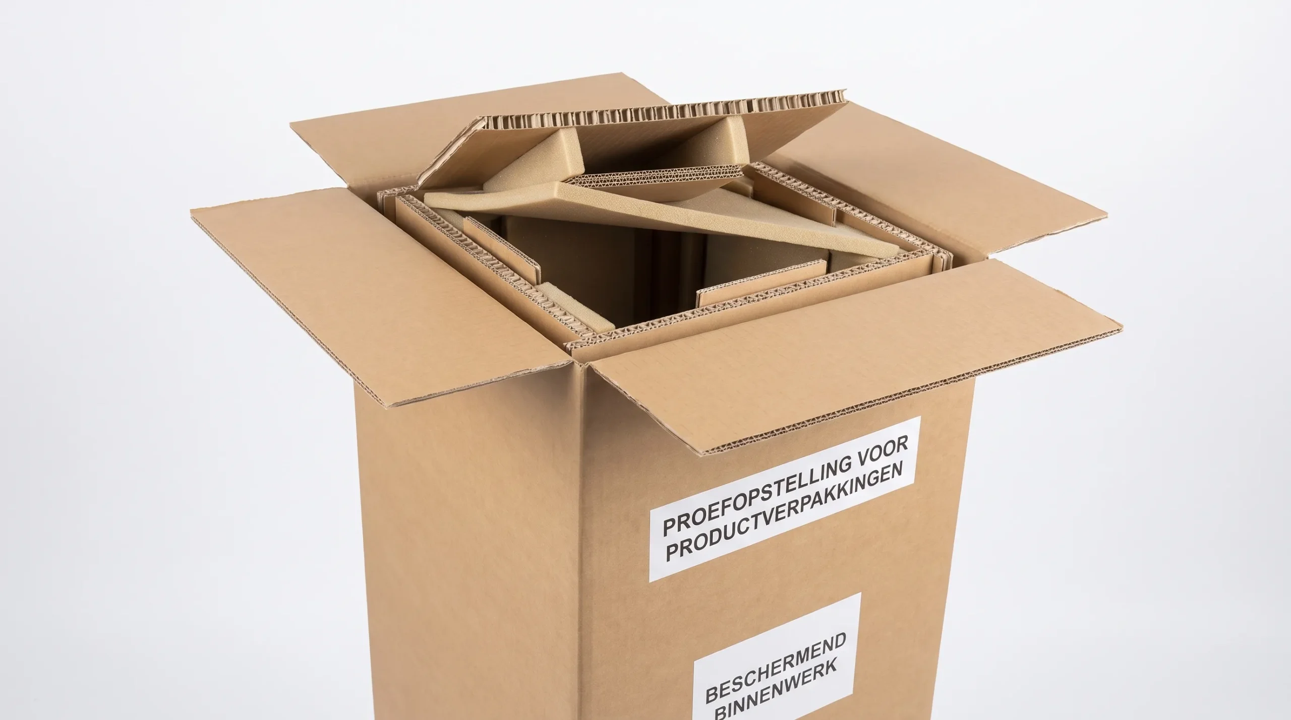 Proefopstelling voor productverpakkingen laten maken met een passende golfkartonnen doos en beschermend binnenwerk